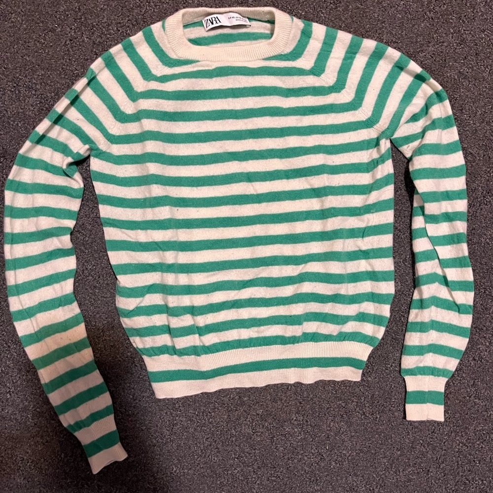 Zara stripped sweater size XS. wool very warm.